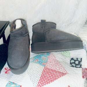 NEW IN BOX EMU FOY PLATFORM MICRO BOOTS WATER RESISTANT SHEEPSKIN 8 CHARCOAL